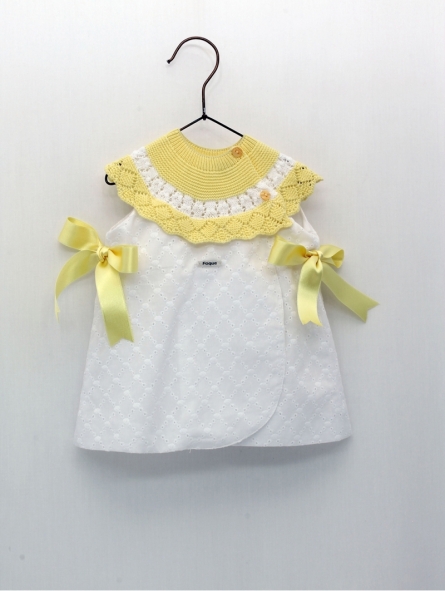 Vestido bordado con capacete punto