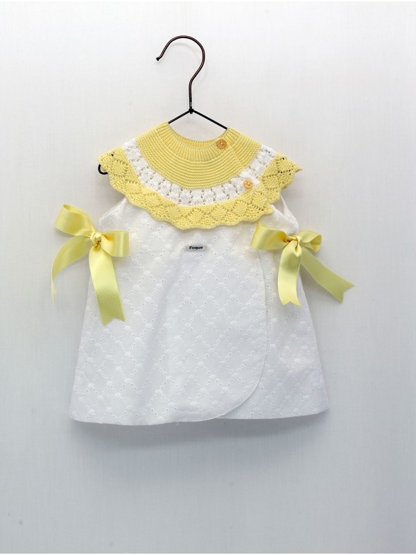 Vestido bordado con capacete punto