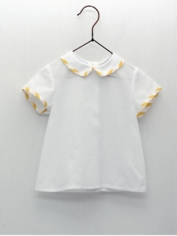 Camisa com pescoço camisero e vivos de listras