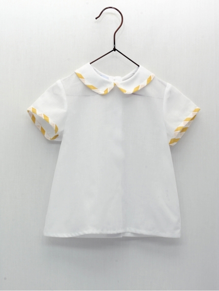Camisa com pescoÃ§o camisero e vivos de listras