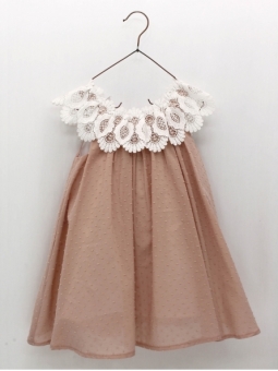 Vestido plumetti empolvado con entredós de hilo ancho