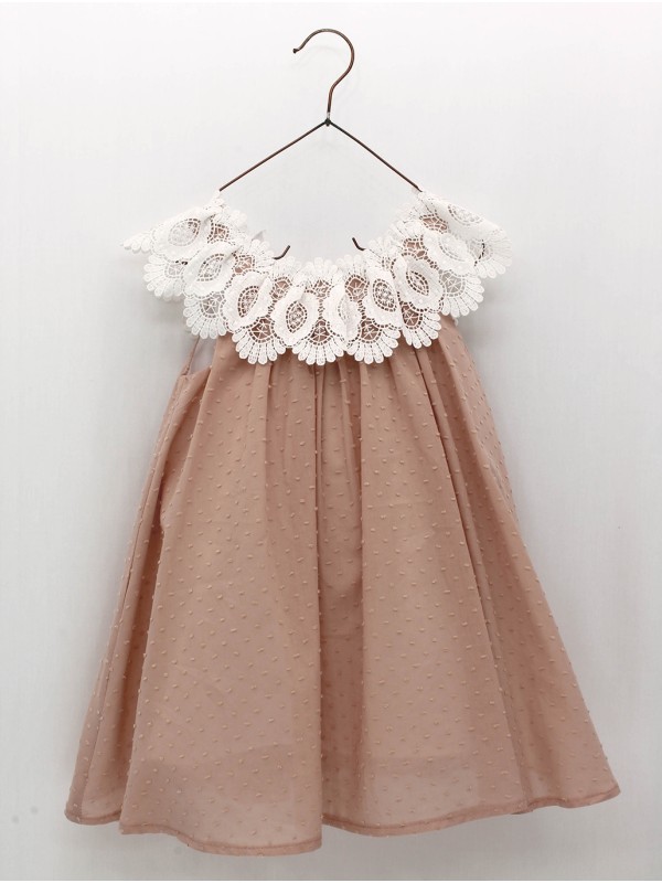 Vestido plumetti empolvado con entredós de hilo ancho