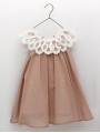 Vestido plumetti empolvado con entredós de hilo ancho