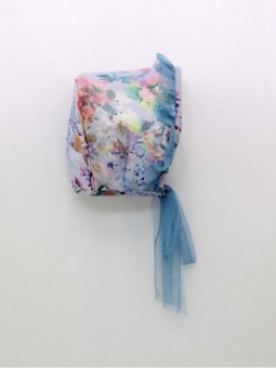 Flower bonnet with tulle bow