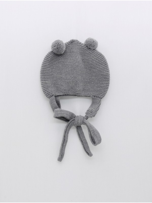 Gorro con orejeras y pompones