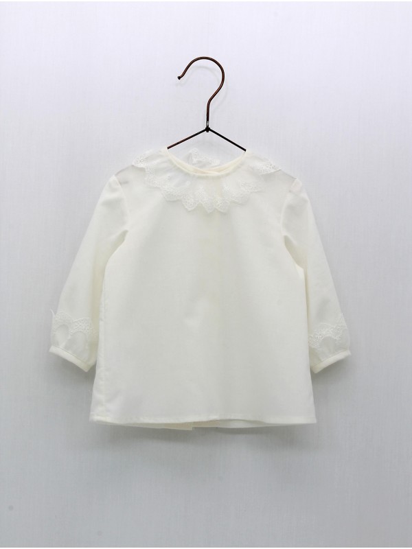 Blusa batista cuello tul bordado