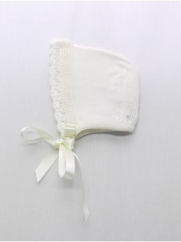 Knitted bonnet with waves