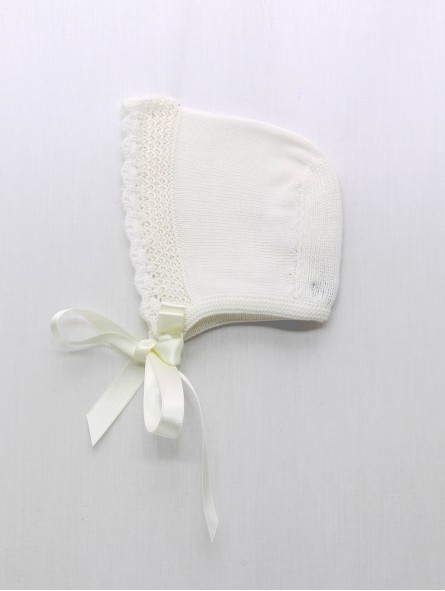 Knitted bonnet with waves