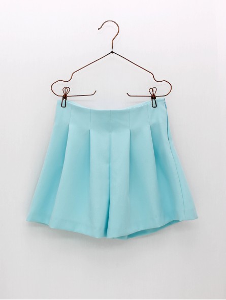 Short with pleats
