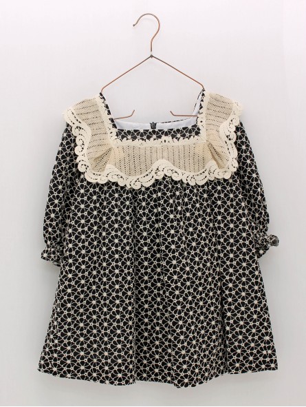 VESTIDO TEJIDO BORDADO FLORES ESCOTE CUADRADO CON PUNTILLA RÚSTICA CC. TOSCANA