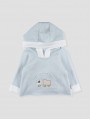 ABRIGO NIÑO SUDADERA Y BORREGUITO DOBLEFAZ CON CAPUCHA Y BOLSILLO CENTRAL CON BIESES Y BORDADO VICHY CC. CAMIÓN