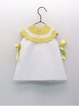 Vestido bordado con capacete punto