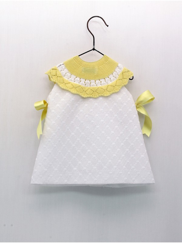 Vestido bordado con capacete punto