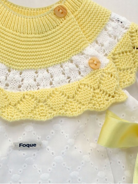 Vestido bordado con capacete punto