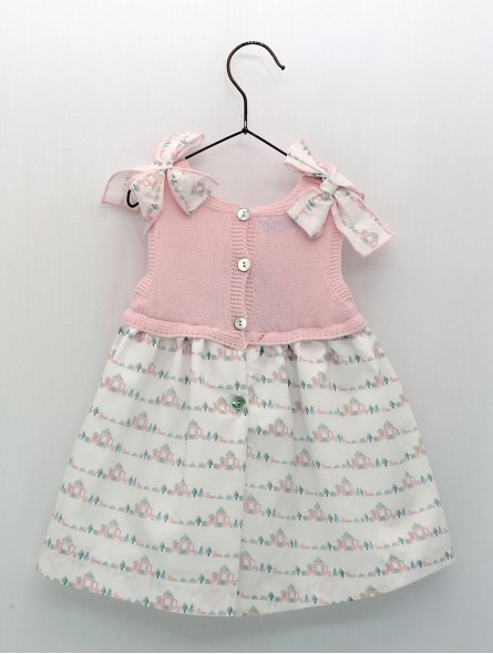Vestido tipo faldón ponto e teia em estampado casitas
