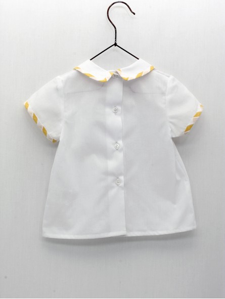 Camisa com pescoço camisero e vivos de listras