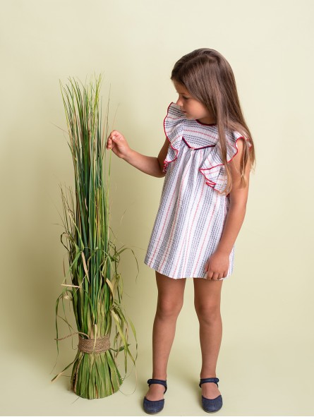 Vestido em tecido bambula multirayas com efeito puntadas e volantes em mangas