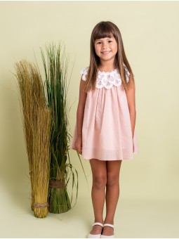 Vestido plumetti empolvado con entredós de hilo ancho