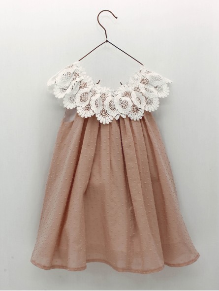 Vestido plumetti empolvado con entredós de hilo ancho