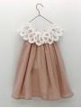 Vestido plumetti empolvado con entredós de hilo ancho