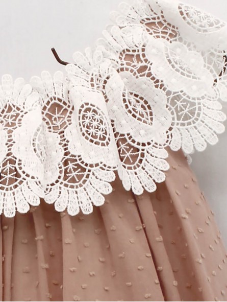Vestido plumetti empolvado con entredós de hilo ancho