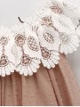 Vestido plumetti empolvado con entredós de hilo ancho