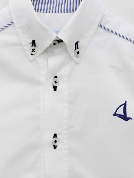 Camisa branca pescoço camisero