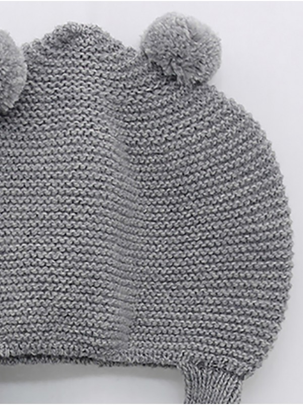 Gorro con orejeras y pompones
