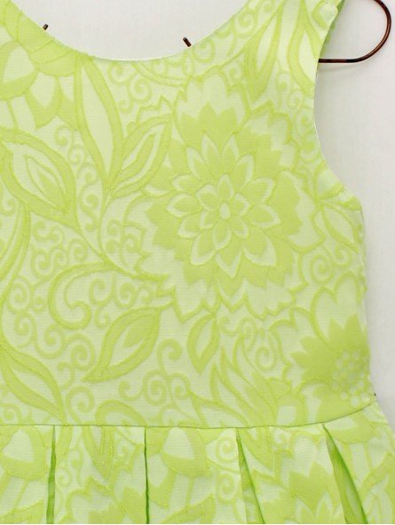 VESTIDO EN JACQUARDTABLEADO Y TIRAS EN ESPALDA CC. ORQUÍDEA
