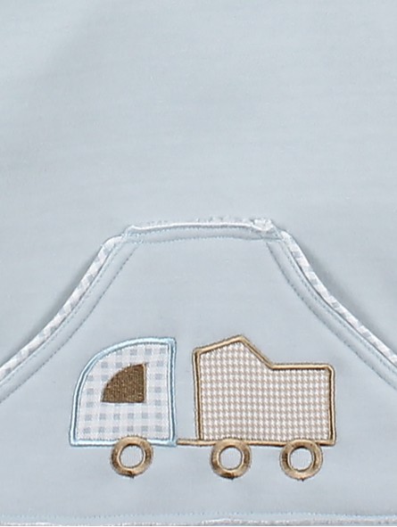 ABRIGO NIÑO SUDADERA Y BORREGUITO DOBLEFAZ CON CAPUCHA Y BOLSILLO CENTRAL CON BIESES Y BORDADO VICHY CC. CAMIÓN