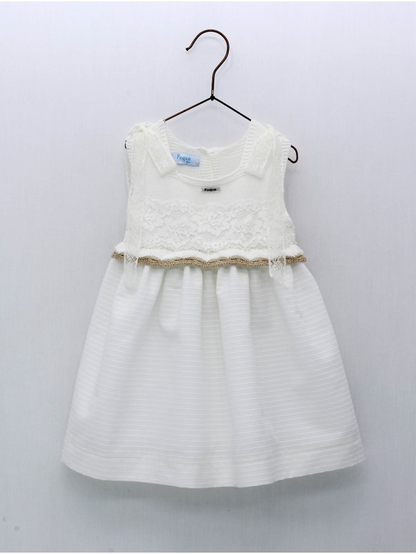 Vestido tipo faldón con capacete de punto sin mangas