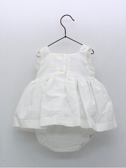 Jesusito em tecido bordado bodoques e valenciennes em atacante