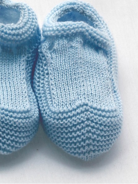 Knitted baby shoe