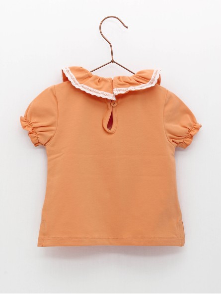 Camiseta cuello volante con estampado flores