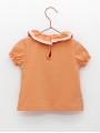 Camiseta cuello volante con estampado flores